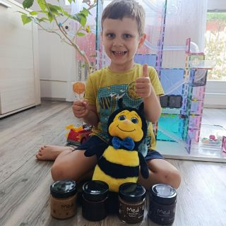 A máme tu foto prvního z výherců v naší soutěži! Jeho mamince jsme za obrázek včely na toaletě 🚽 se třemi včelčaty 🐝🐝🐝...