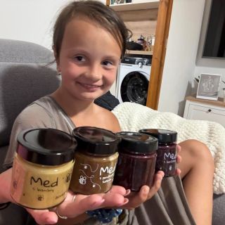 🎉 Vzpomínáte si na výherní obrázek z Bee Festu? 🐝 Tak tady máme pyšnou autorku Terezku ✨ – a samozřejmě i maminku za...