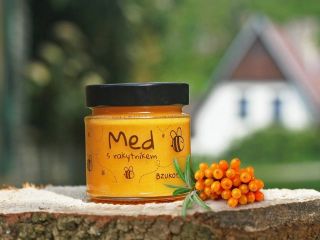 Rakytníkový med: podzimní zázrak na lžičce! Jak chutná spojení našeho medu a českého rakytníku? 🍯 Představte si jemnou...