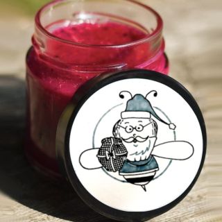 Ho-ho-honey! Do naší soutěže právě přilétla vánoční včela!🎅🐝 Zaslala nám ji Anna Svěráková a teď prosí o vaši přízeň v...