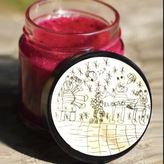 Jak včely slaví Vánoce? 🐝🎄 Podle šestileté Elišky mají včely v úlu taky stromeček – možná z vosku! 🤔 Místo ozdob visí...