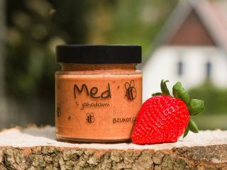 Tahle sklenička změní vaše ráno! 🍓 Představte si: jemný, krémový med s jahodami přímo na čerstvém chlebu… nebo vmíchaný do...