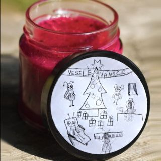 A přilétl nám další soutěžící 🐝, tentokrát jím je desetiletá Terezka! 🎉 Podle ní si včely opatří stromeček 🎄 a za zvuku...