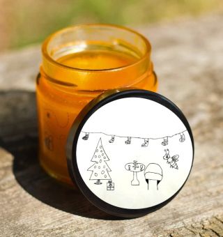 A teď tu máme včelí Vánoce podle Julinky (9 let) a Olinky (9 let) – a je vidět, že tyhle dvě mají o sváteční výzdobě...