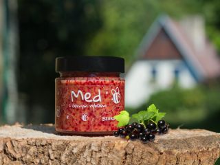 Když med, tak jedině s příběhem! 🍯 Věděli jste, že každý náš sklenička medu má svůj vlastní malý rodinný příběh? U nás na...