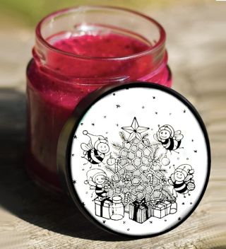 A tady jsou včelí Vánoce od Romany – a tohle už je úplná profesionální medová pohádka! 🐝🎄✨ Uprostřed stojí nádherný...