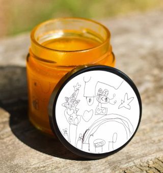 Tady je včelí Vánoční příběh od pětileté Dominiky Oravové. Sama nám k tomu říká: ,,Včelka dává na stůl vánoční cukroví a...