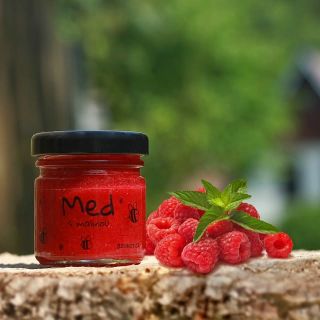 Med, který chutná jako malinové léto! 🍯 Představte si, jak se ráno probudíte a místo klasického džemu namažete na toust...
