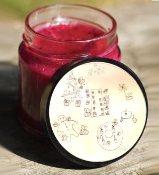 Včely slaví Vánoce po svém — místo kapra mají medovník, případně okusují perníkového panáčka! Uprostřed jejich medového...