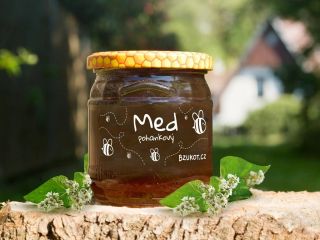 Jak vzniká med, který chutná domovem? Každá sklenice u nás začíná příběhem – malou rodinnou farmou, kde včely znají jména...