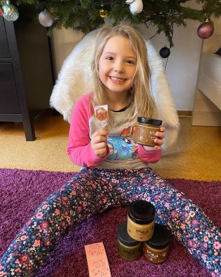 A máme tu první fotku výherce našeho sladkého vánočního balíčku. Je jím šestiletá Nikolka. Pro připomenutí přikládáme i...